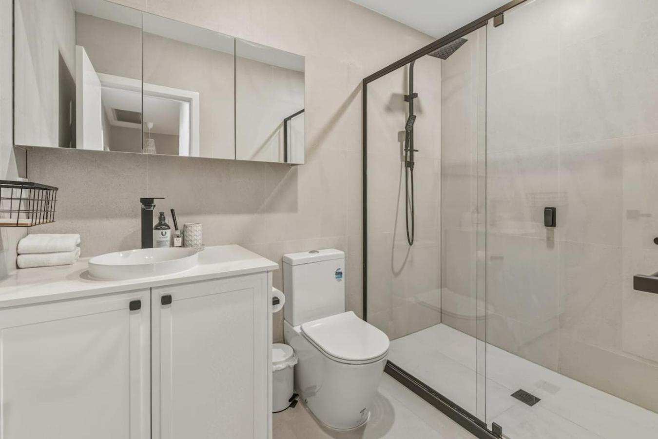 Modern Family Oasis Luxe With Balcony Ac And Backyard) Holiday home *