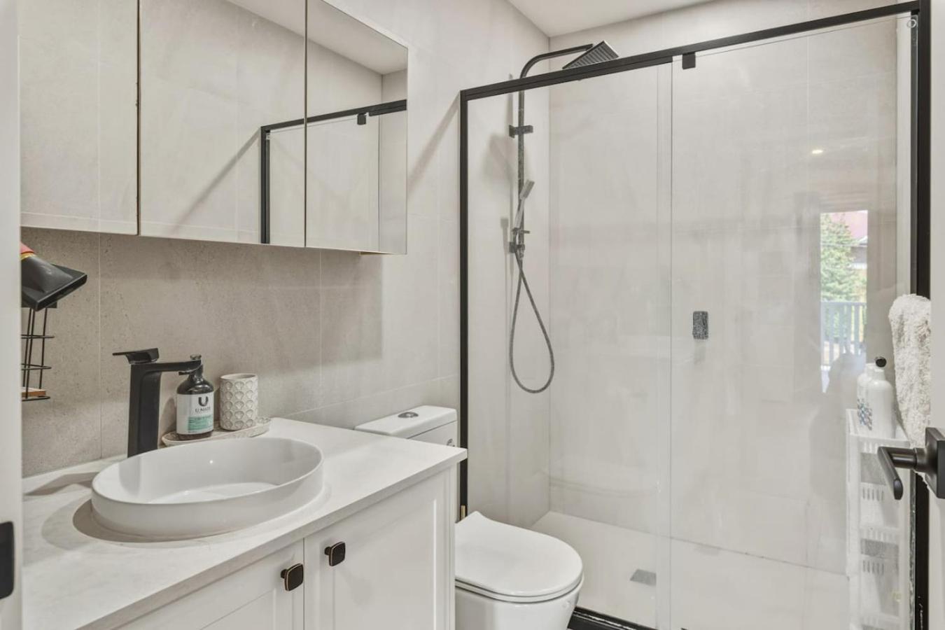 Modern Family Oasis Luxe With Balcony Ac And Backyard)