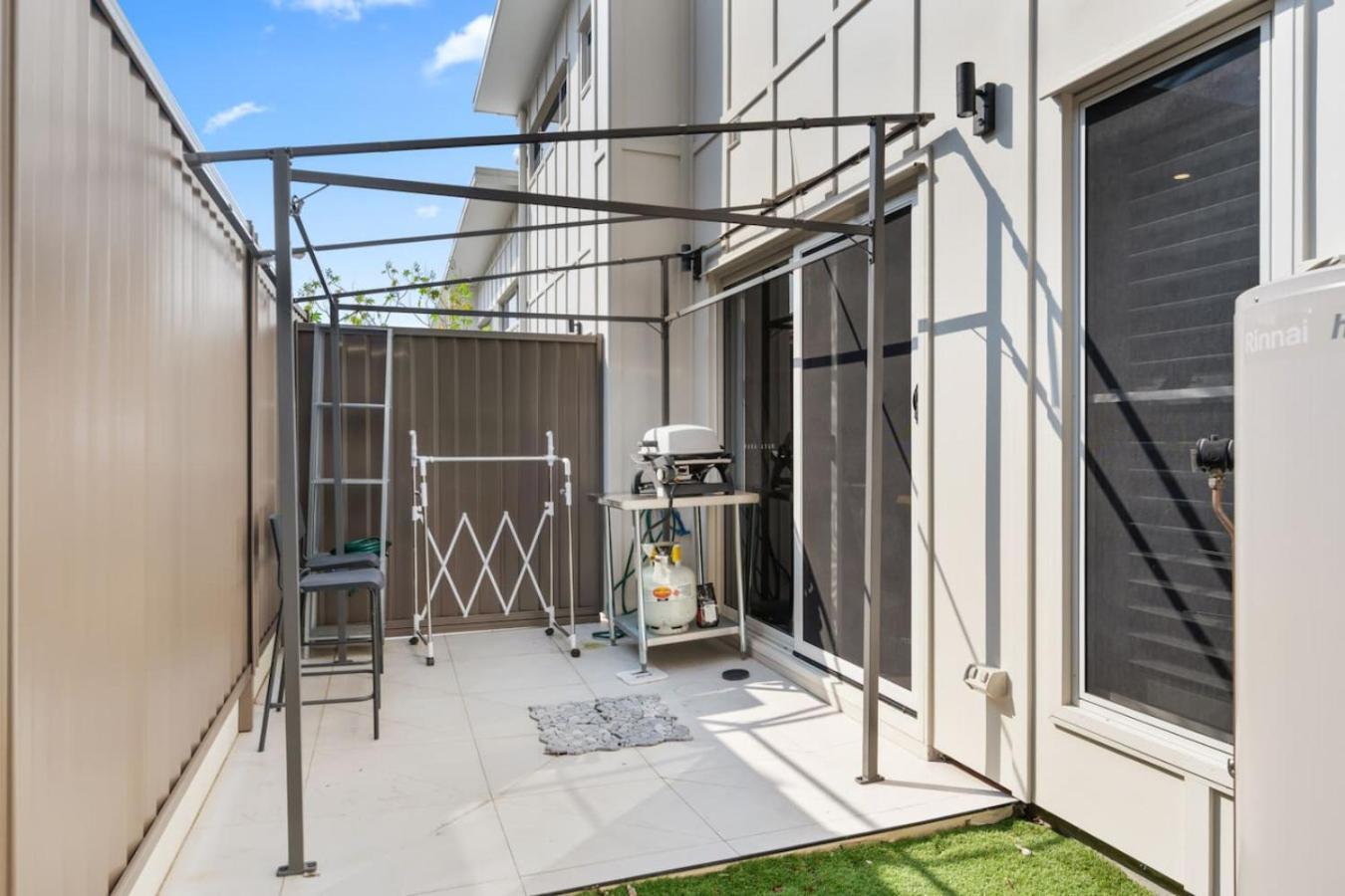 Holiday home Modern Family Oasis Luxe With Balcony Ac And Backyard) *