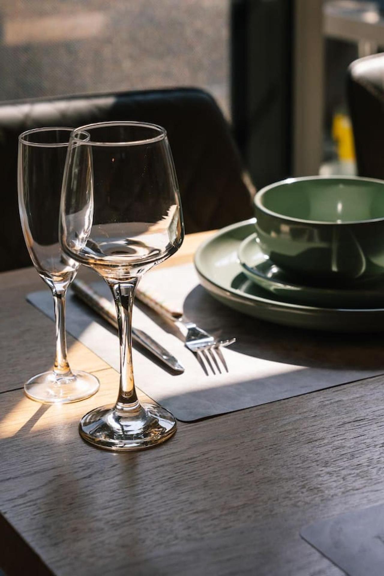 Modern Family Oasis Luxe With Balcony Ac And Backyard) *