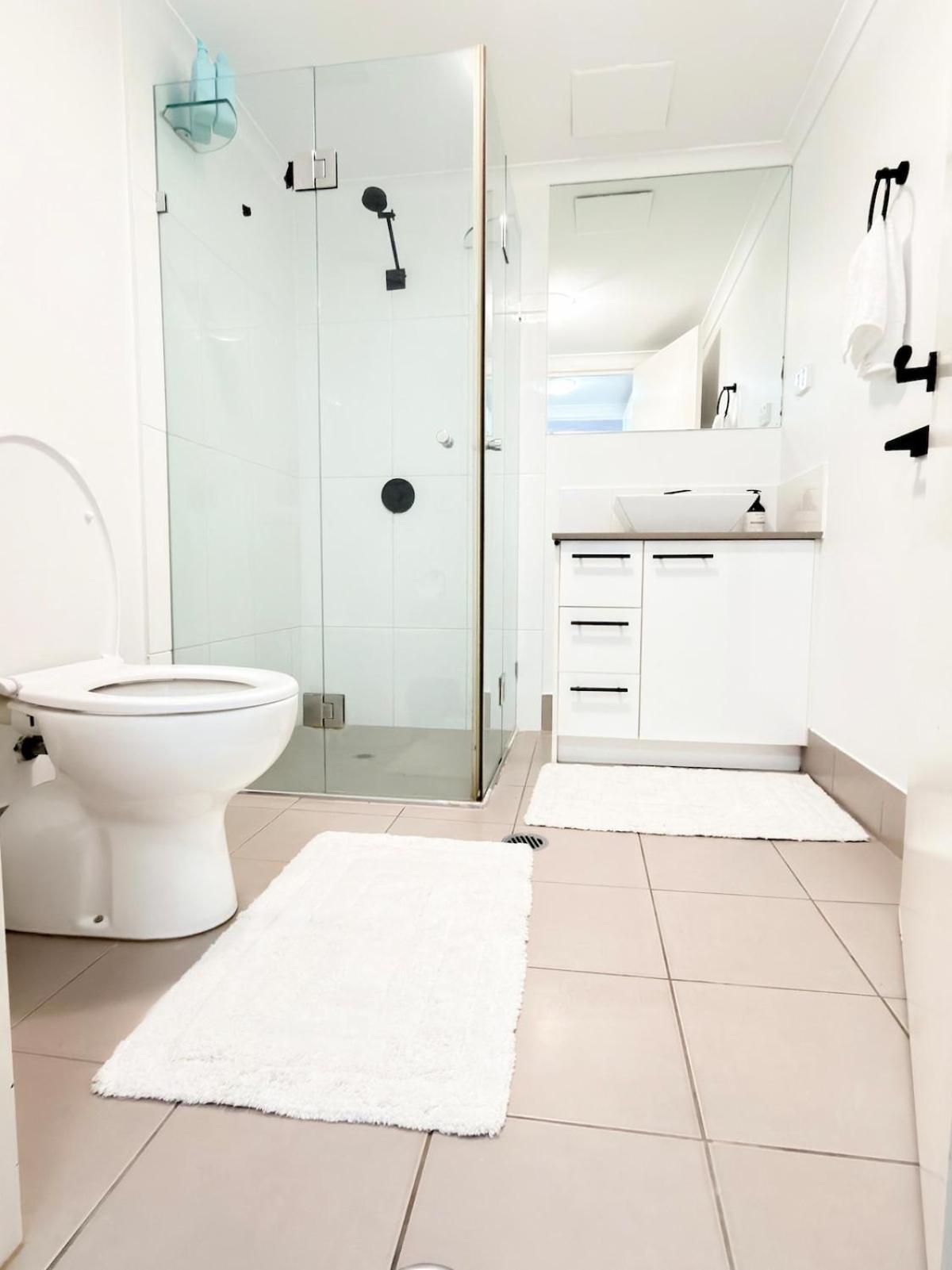 Apartment Oasis - Free Parking Gym Pool - Sleep 6 *