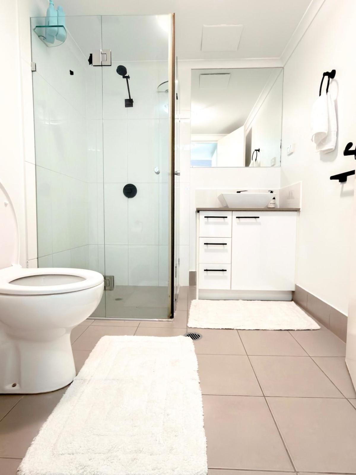 Apartment Oasis - Free Parking Gym Pool - Sleep 6