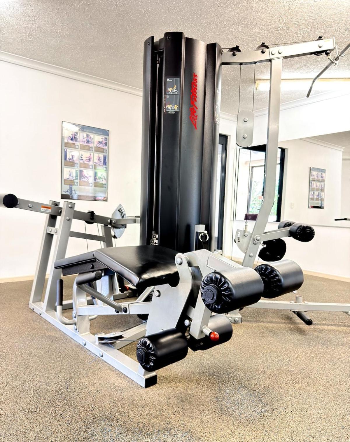 Apartment Oasis - Free Parking Gym Pool - Sleep 6 *