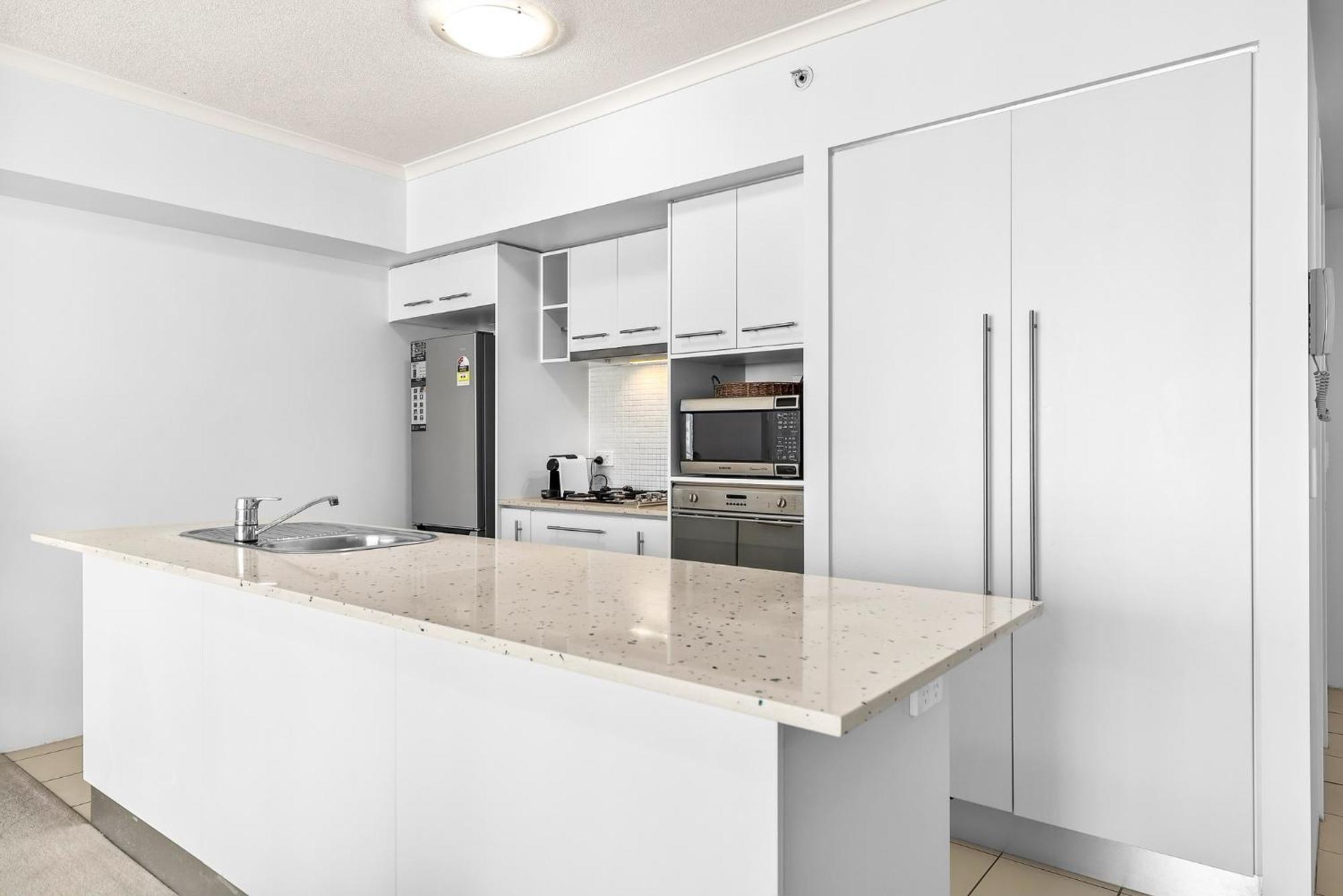 Apartment 1-bed Centre With Pool, Bbq & Gym *