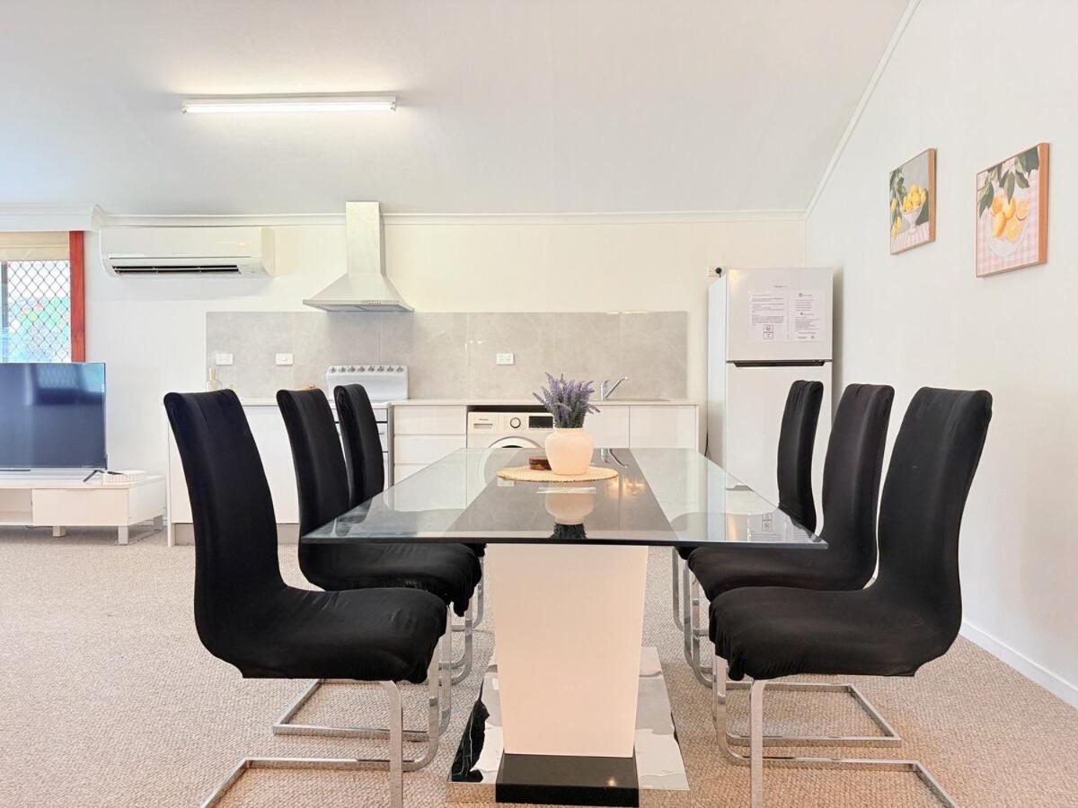 Wynnum Waves Retreat-3 Bedroom Coastal Escape Villa