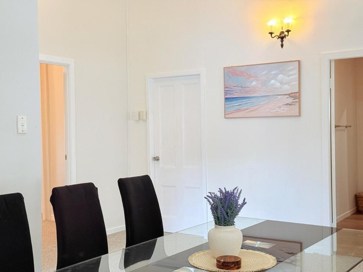 Wynnum Waves Retreat-3 Bedroom Coastal Escape Villa