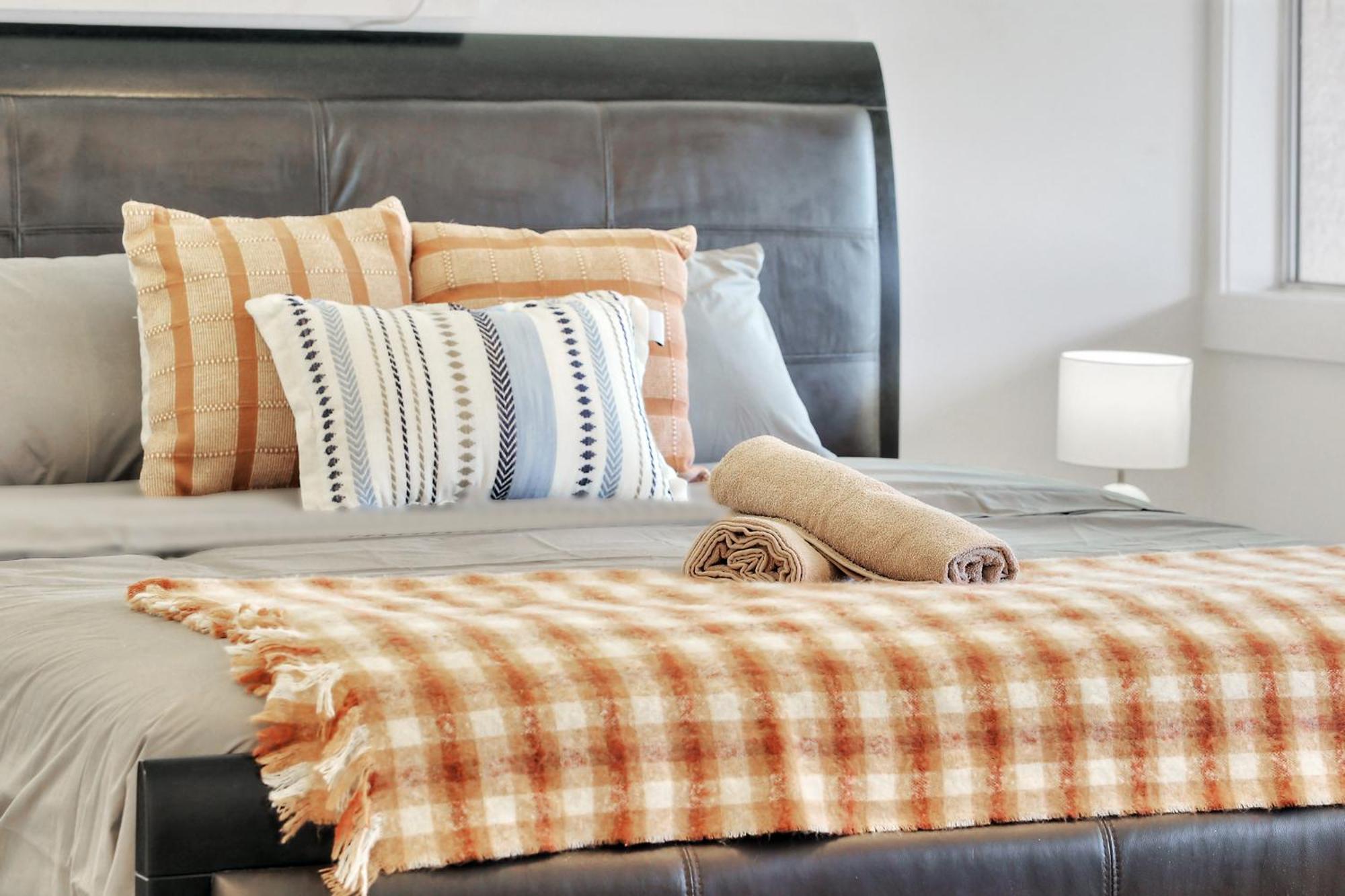 Villa Wynnum Waves Retreat-3 Bedroom Coastal Escape *