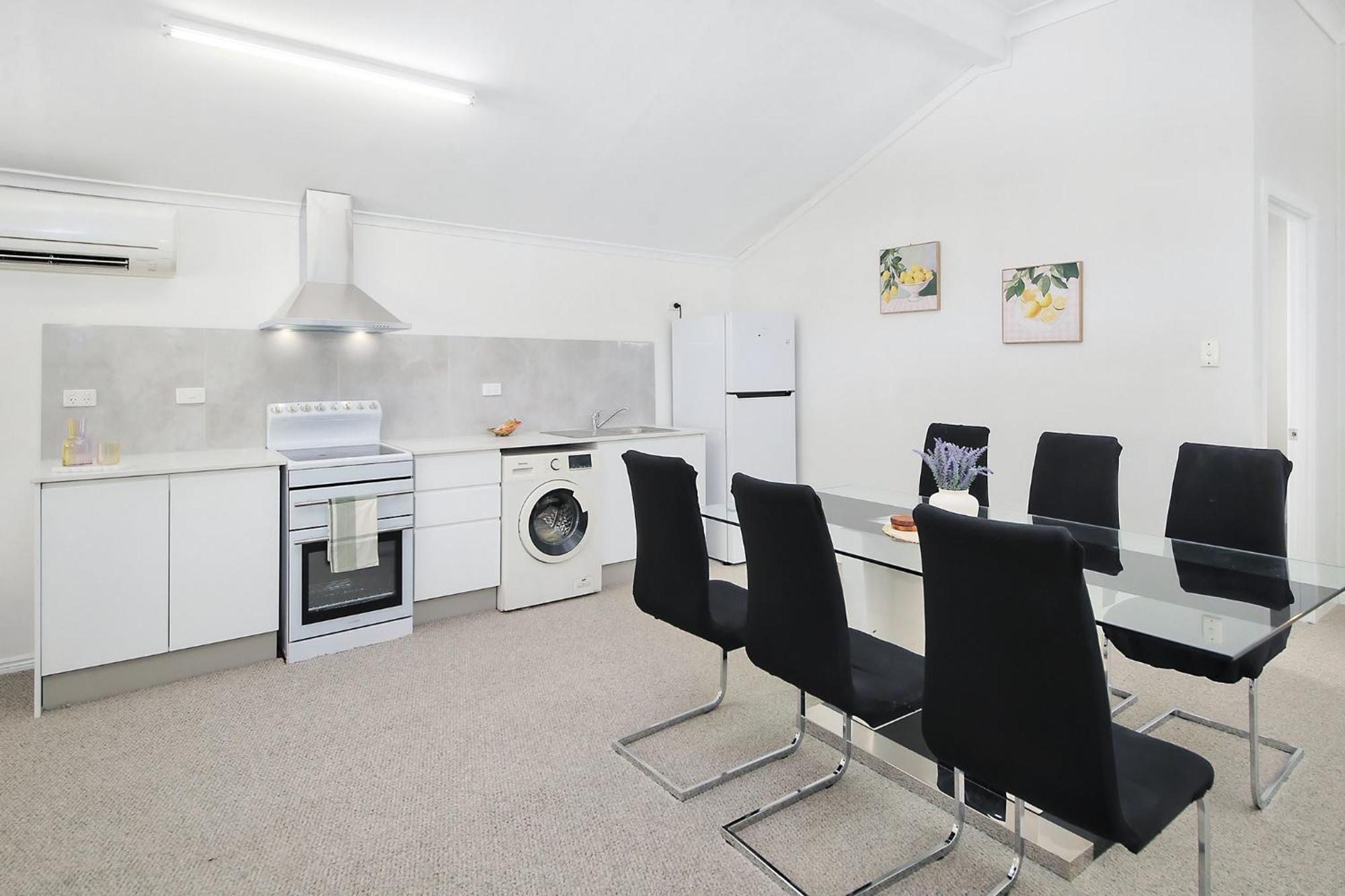 Villa Wynnum Waves Retreat-3 Bedroom Coastal Escape *