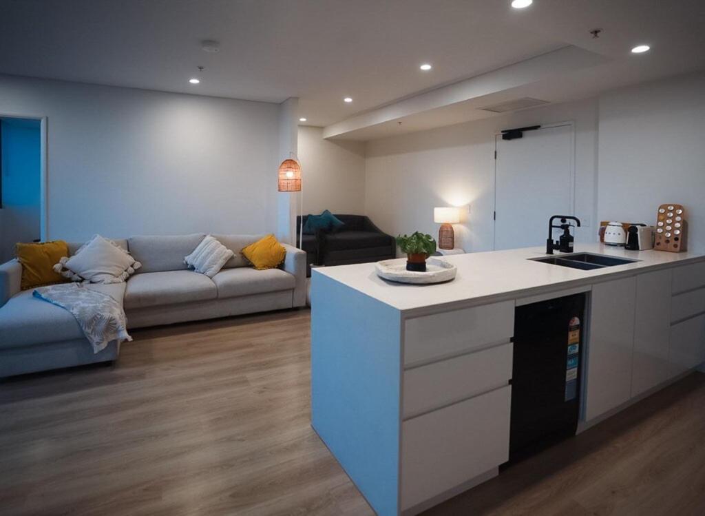 Skyline Serenity,sunset Views, Pool, Spa, & Prime Location Apartment *