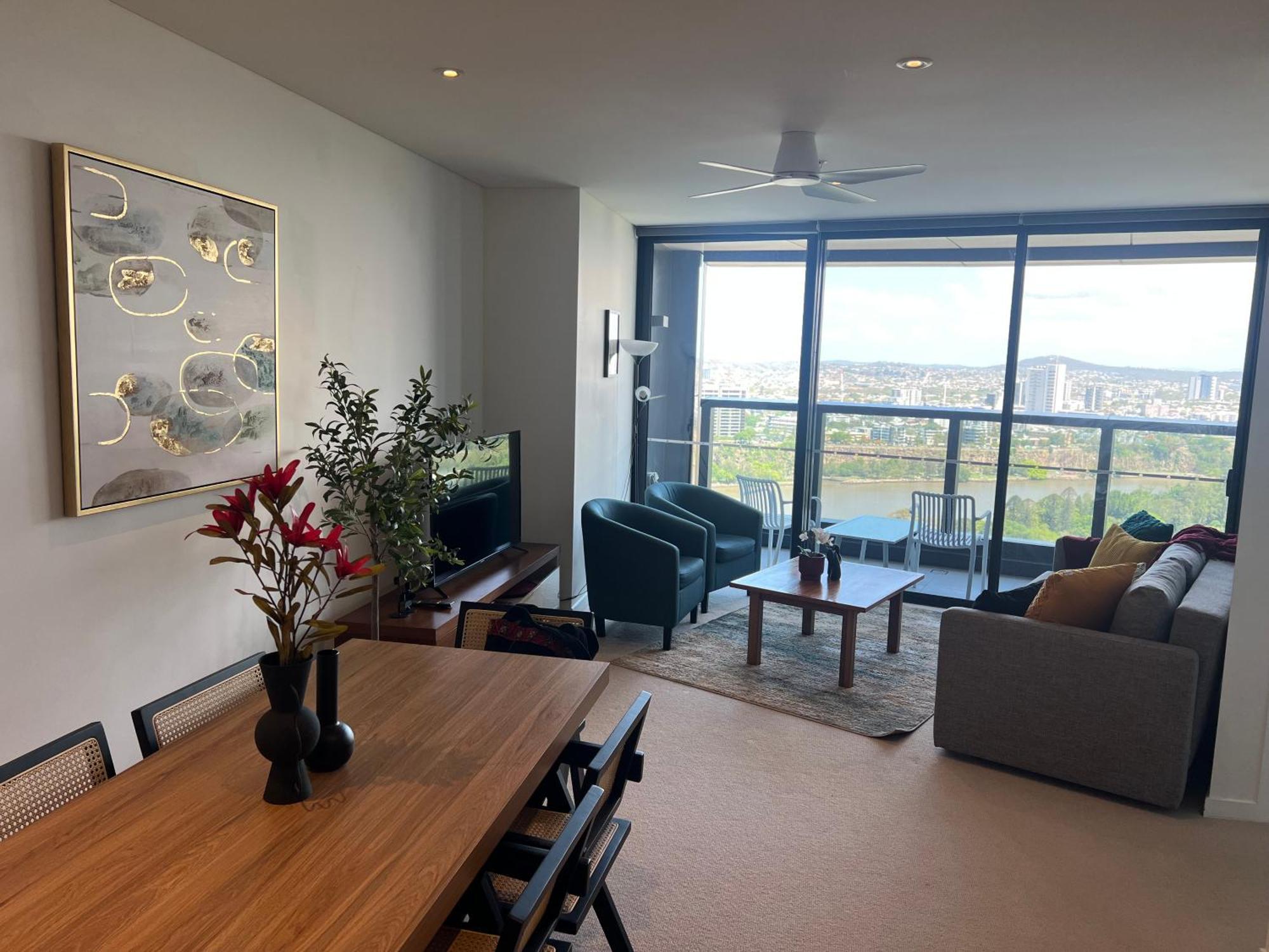 A Gallery In The Sky! Balcony, Pool And Parking At Skytower Level 33 Views In Brisbane! *