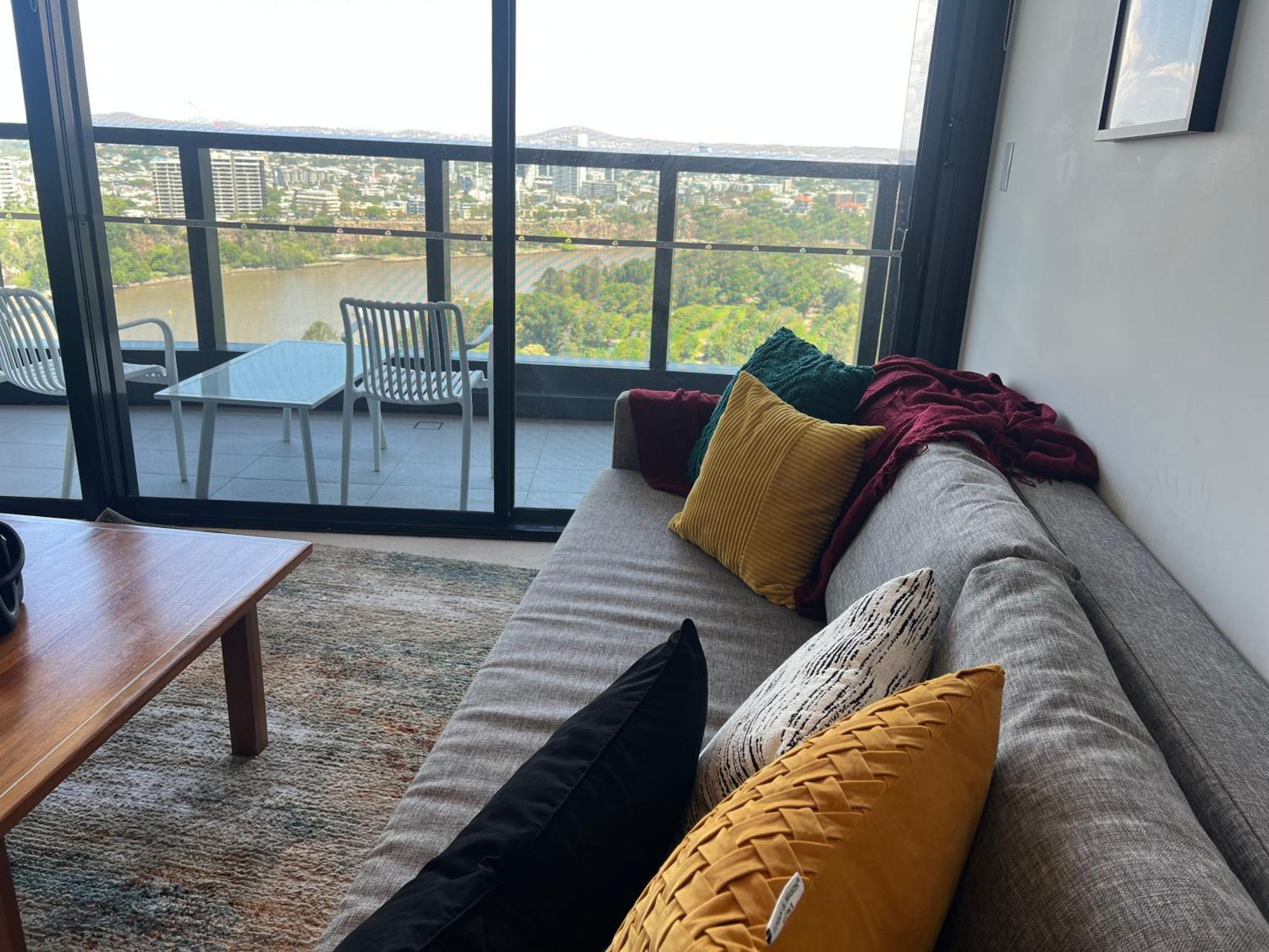 A Gallery In The Sky! Balcony, Pool And Parking At Skytower Level 33 Views In Brisbane! Apartment *