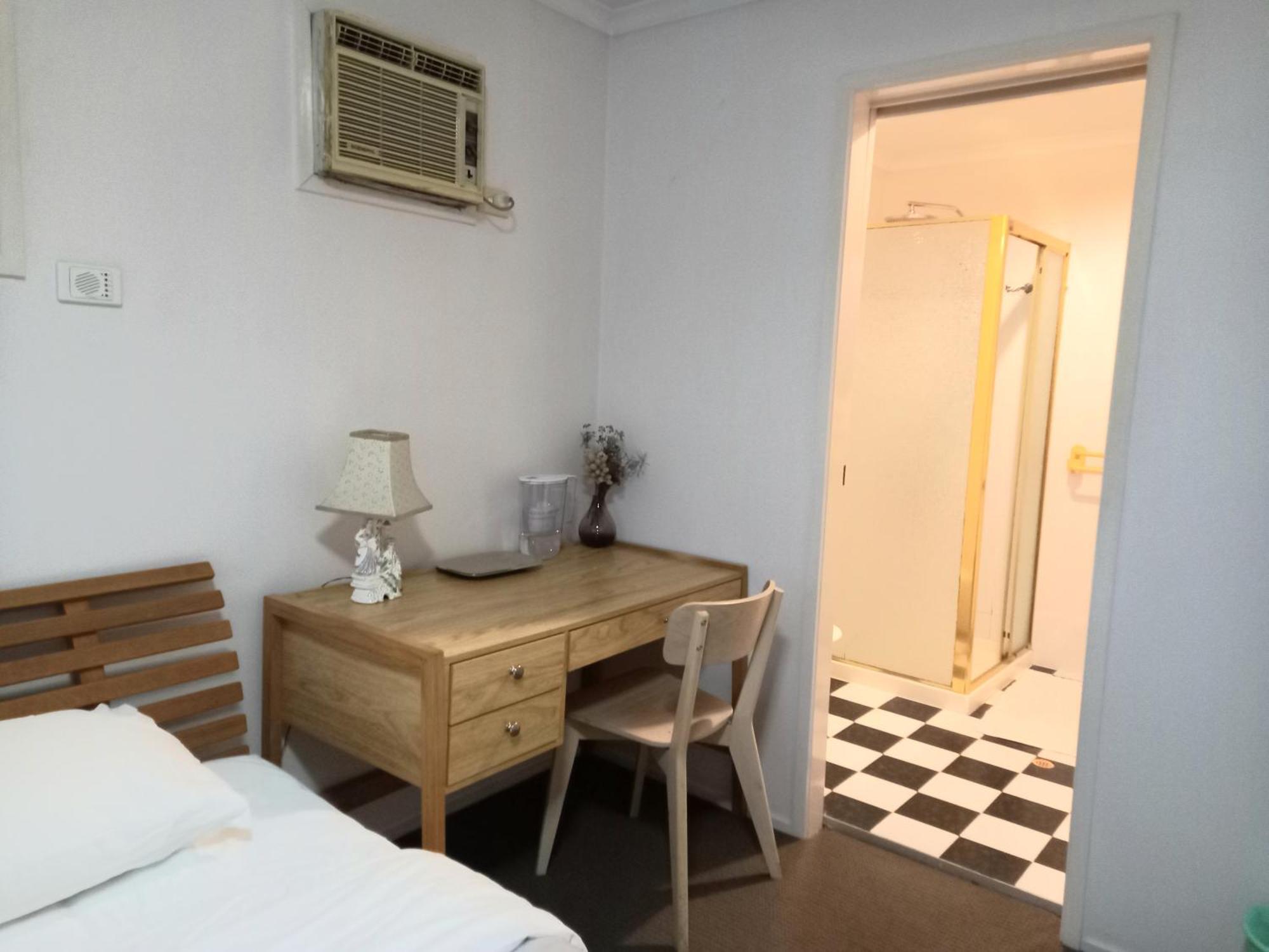 Air Conditioned Floral Youth Backpacker And House Brisbane