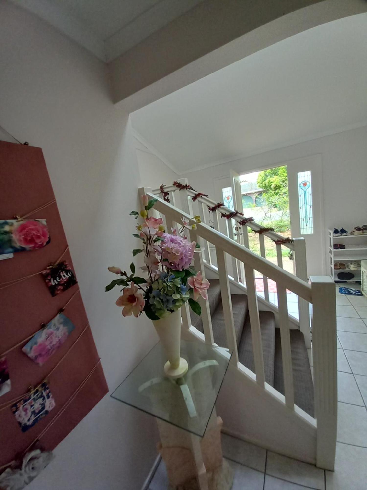 Air Conditioned Floral Youth Backpacker And House Brisbane