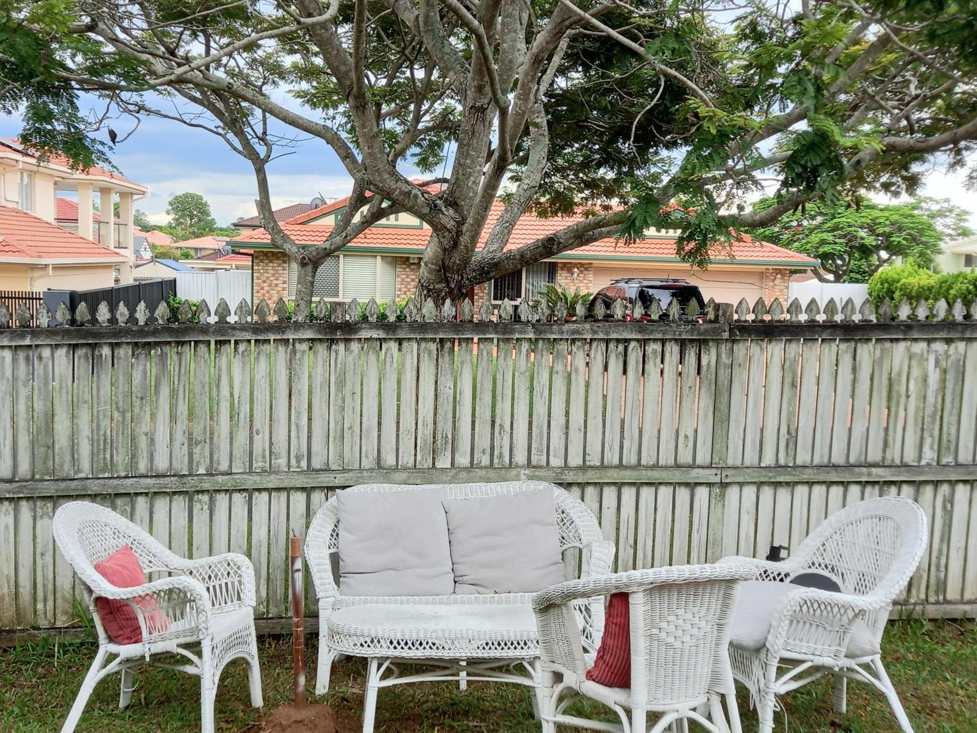 Air Conditioned Floral Youth Backpacker And House Brisbane