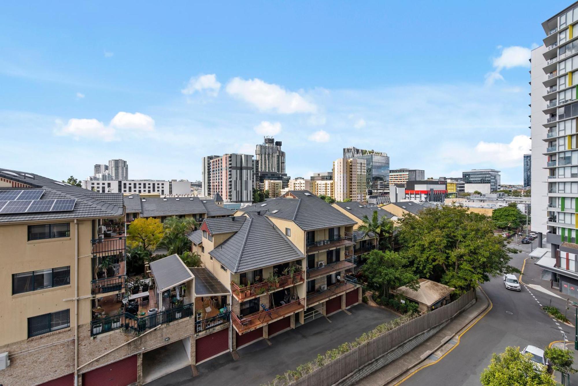Apartment Style 2br With Beautiful Pool, Gym And Parking
