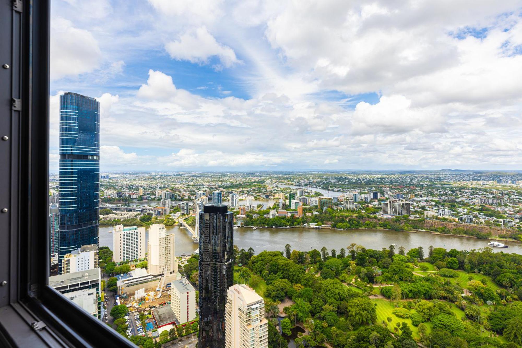 Luxury 50th Floor 2br At Queens Wharf With Parking