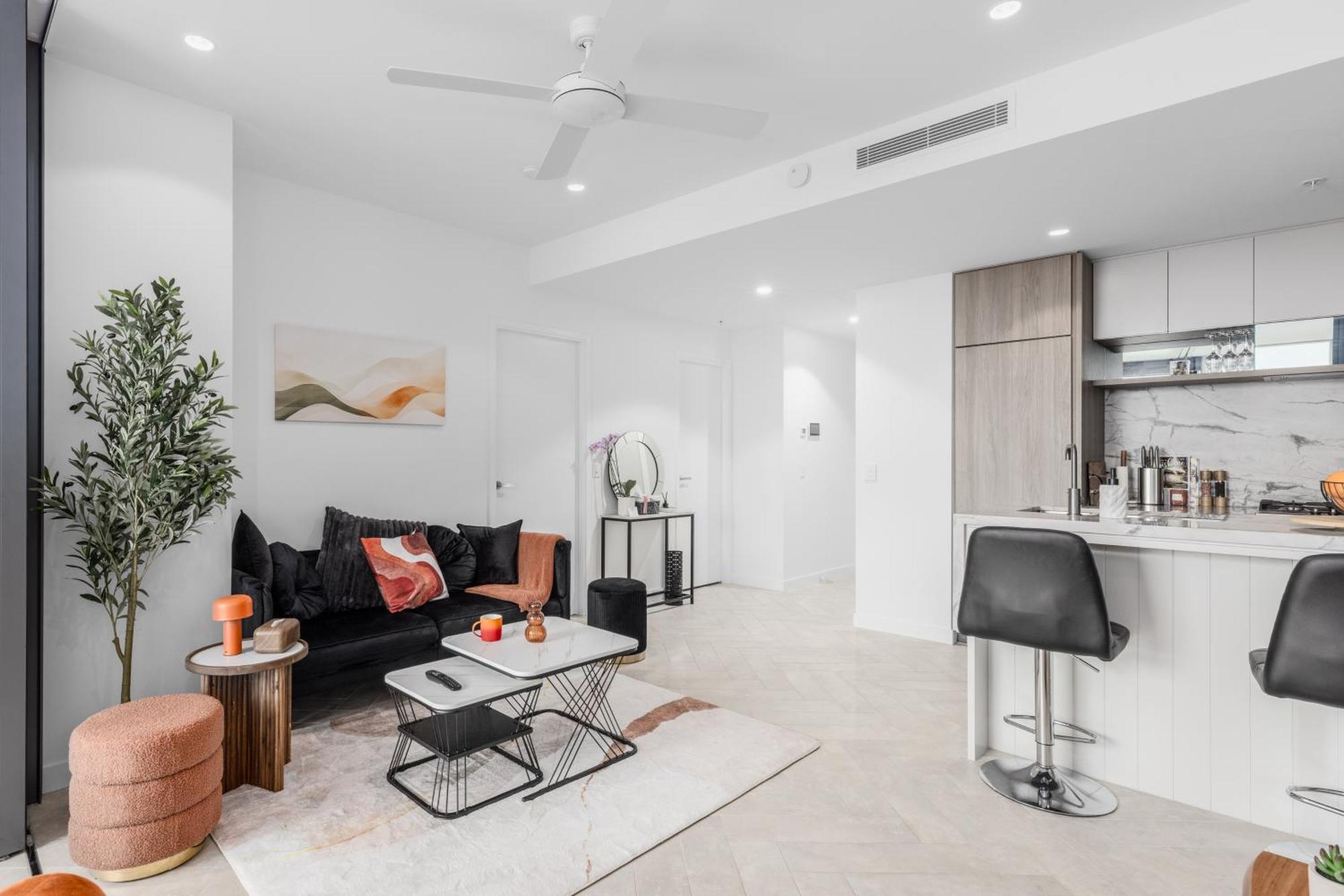 Luxury 50th Floor 2br At Queens Wharf With Parking *