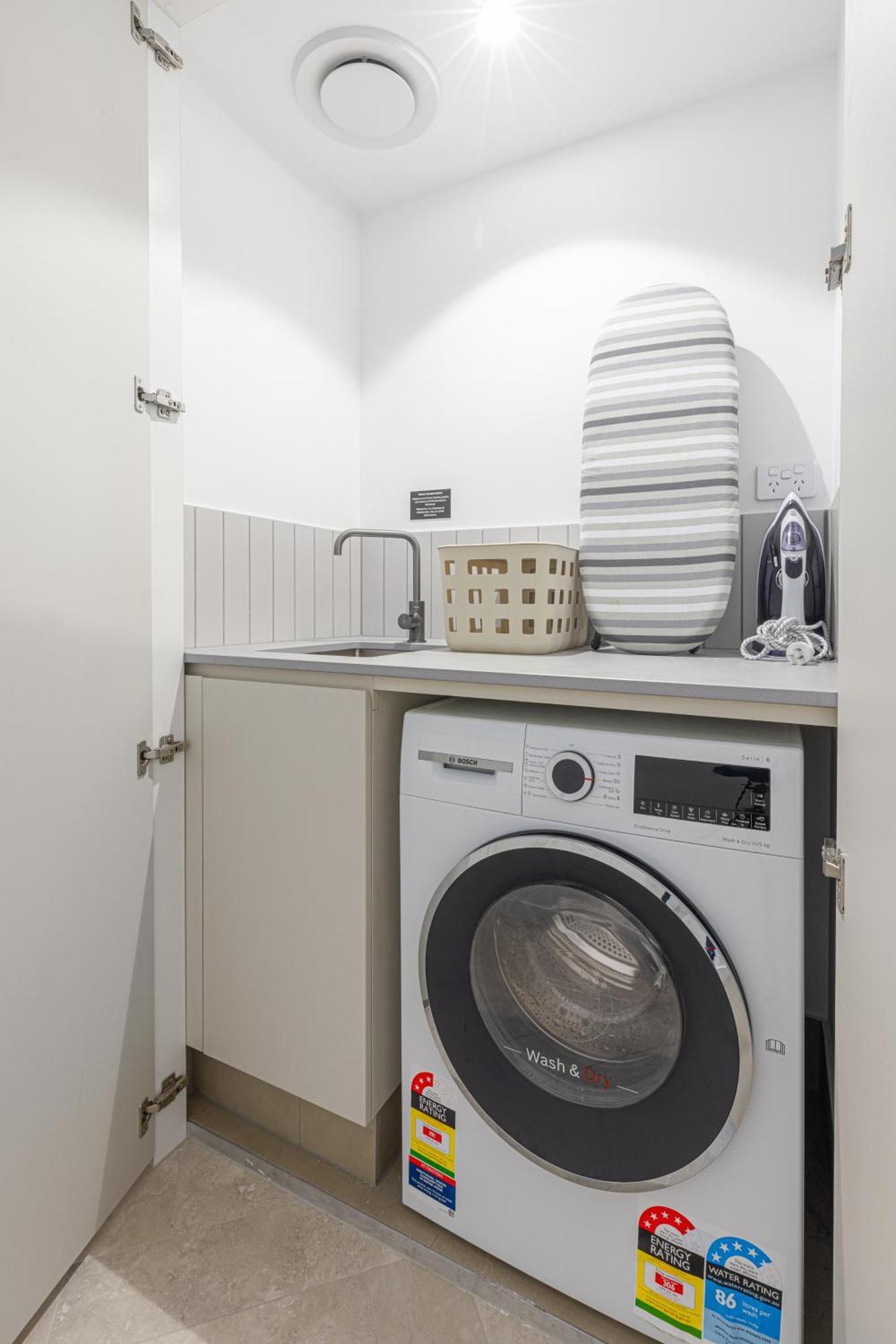 Luxury 50th Floor 2br At Queens Wharf With Parking Apartment Brisbane