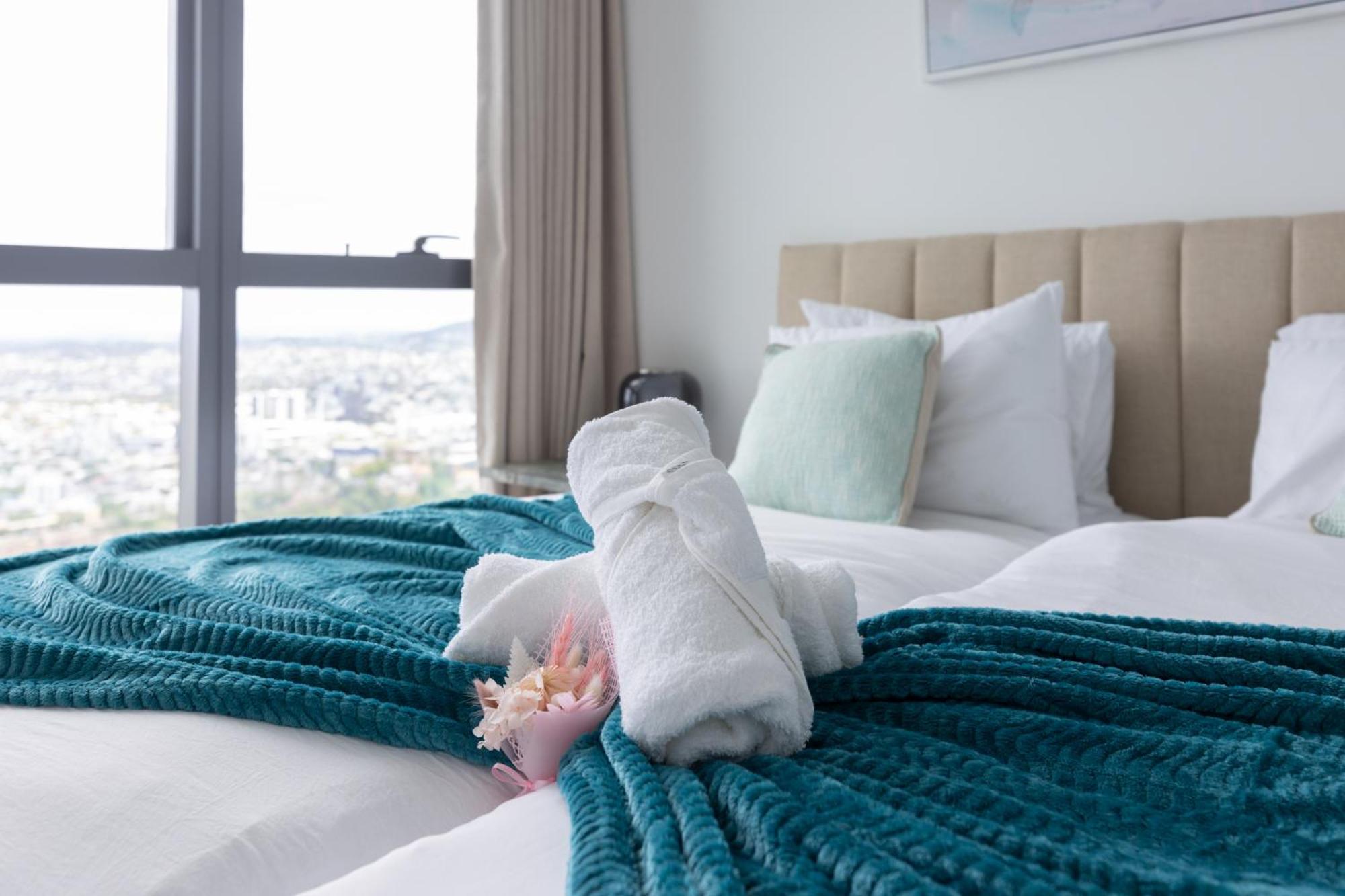 Luxury 50th Floor 2br At Queens Wharf With Parking Apartment *