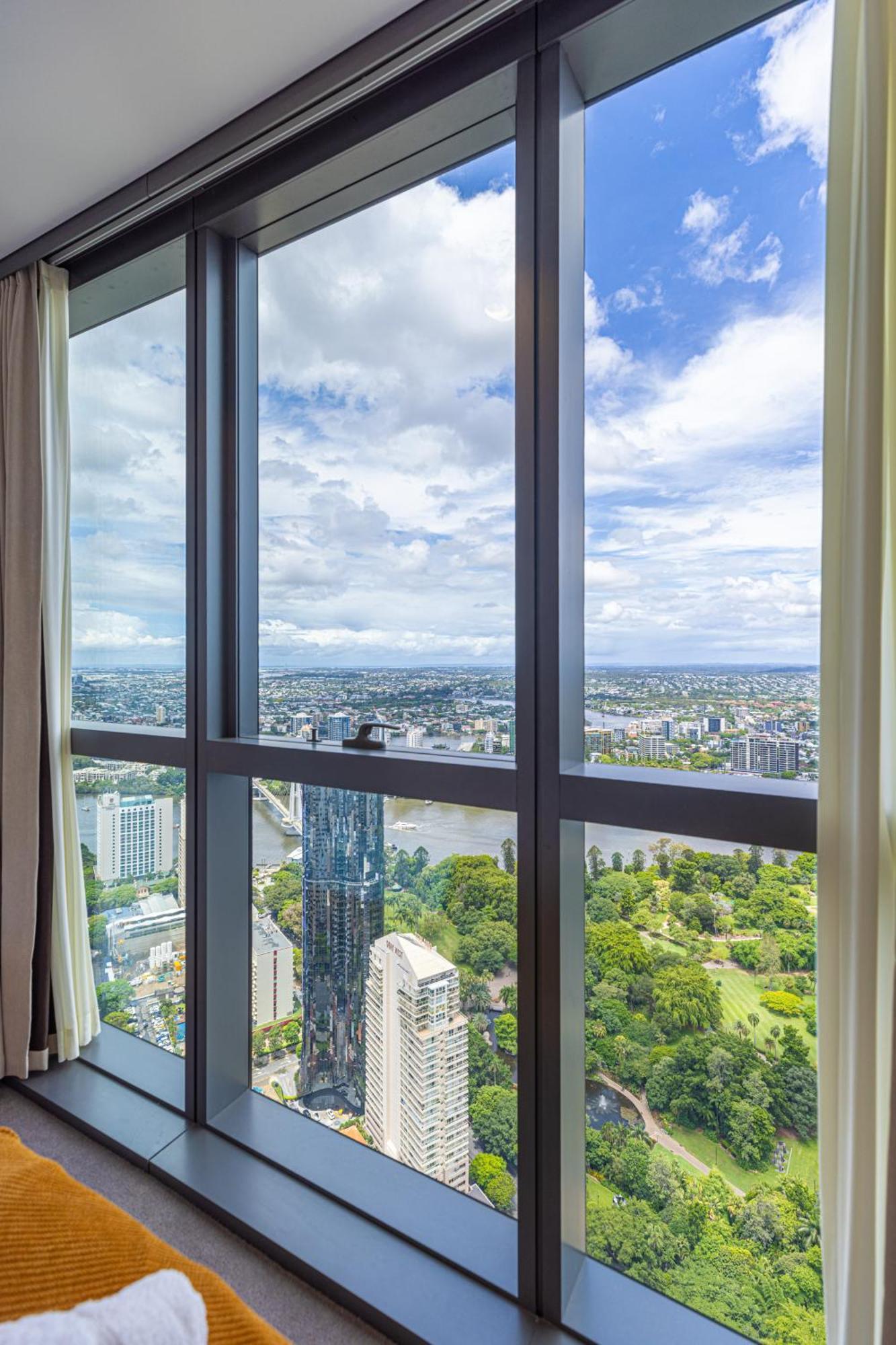 Luxury 50th Floor 2br At Queens Wharf With Parking