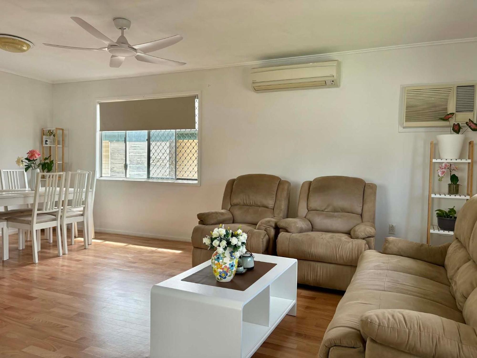 Welcome To Your Leafy Retreat In Graceville! 3*