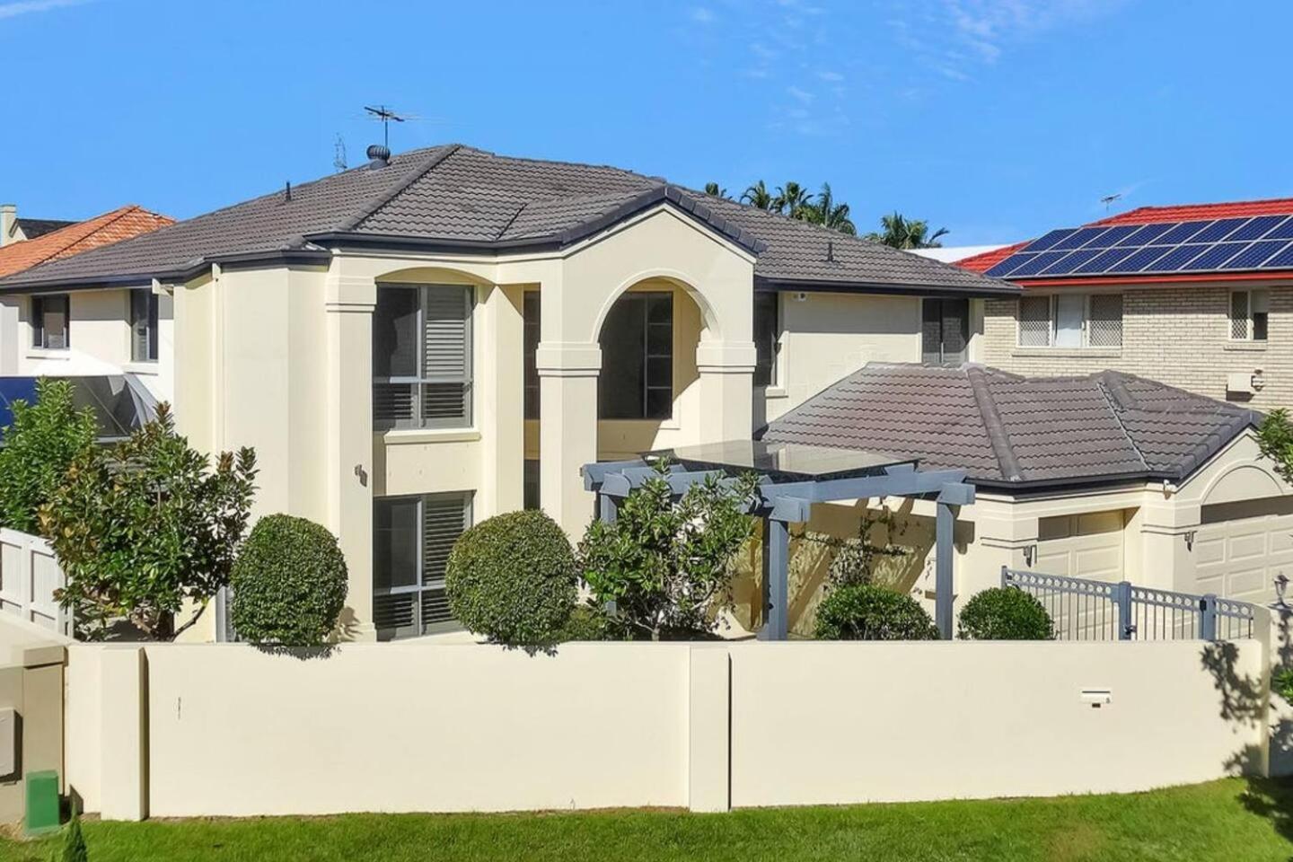 4br Prestige Suburban Manor - Near Shops & Eats Holiday home *