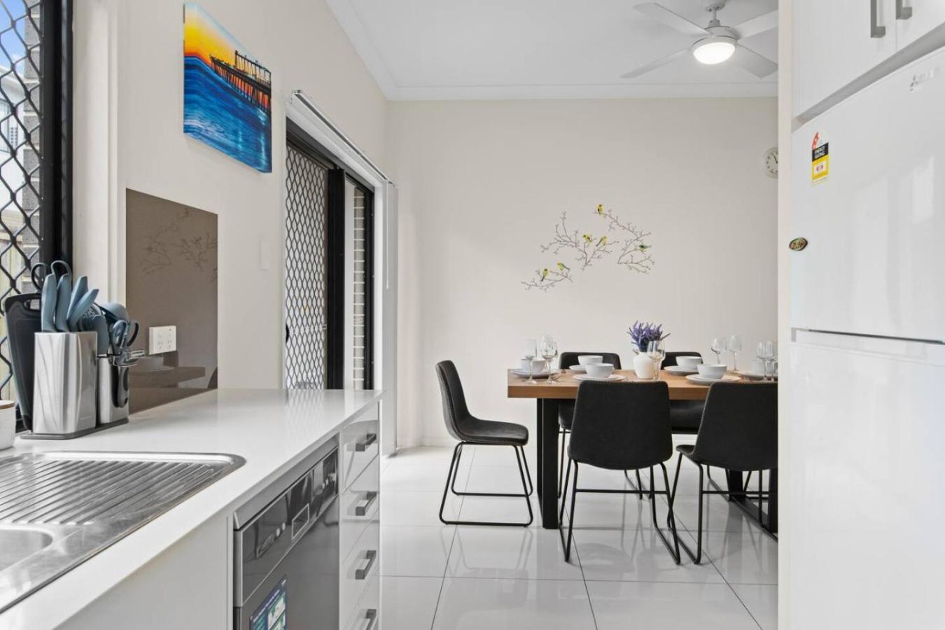 Holiday home Prime Spot 3-bed Walk To Bus Drive Anywhere Fast *
