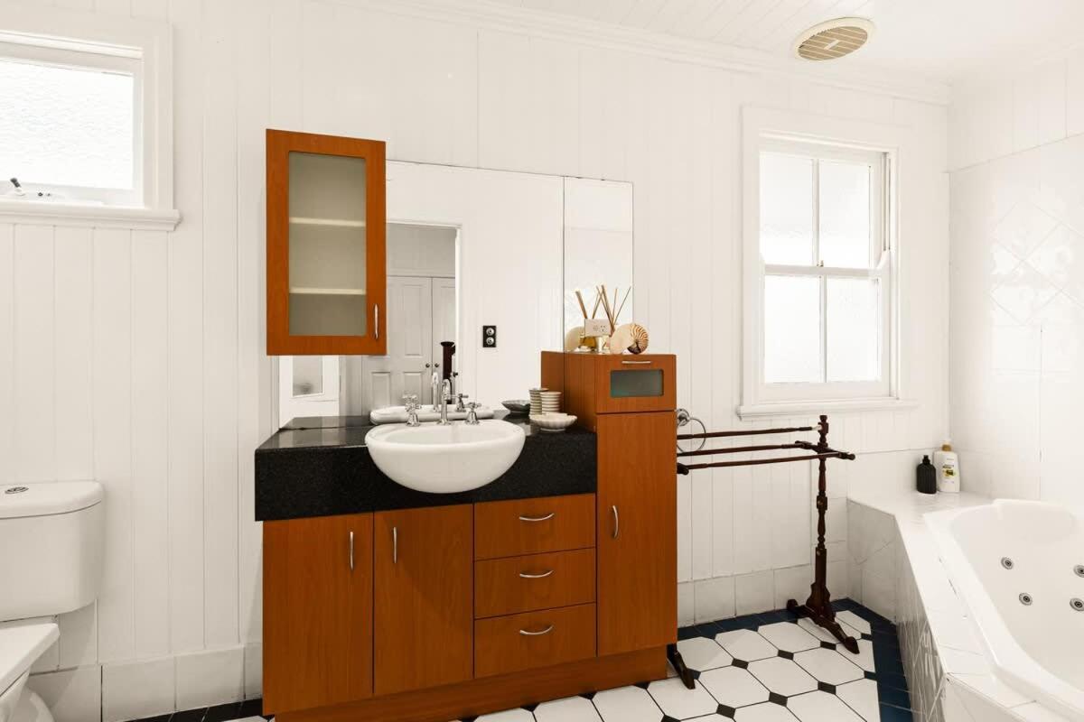 Holiday home Leafy Hawthorne Haven Pool Gym & Convenience *