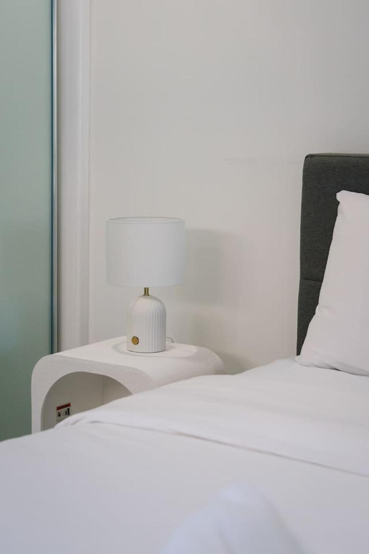 Private King Bed Near Garden With Kitchen Holiday home Brisbane