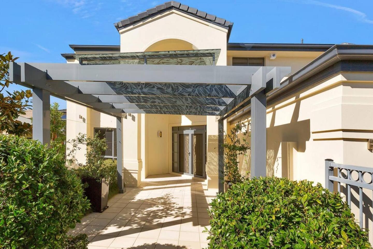 Holiday home 4br Prestige Suburban Manor - Near Shops & Eats *