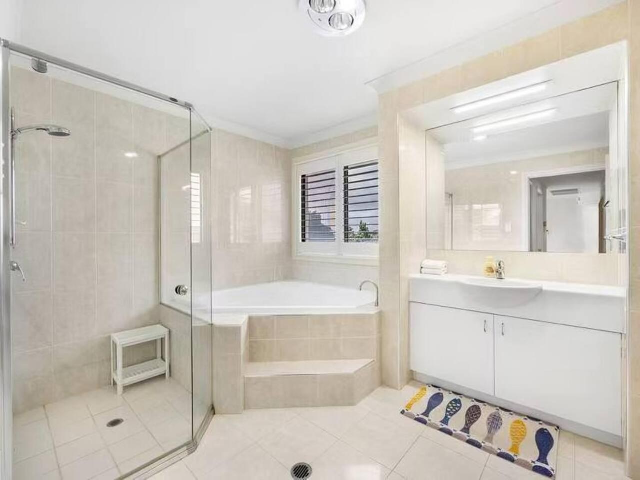 4br Prestige Suburban Manor - Near Shops & Eats