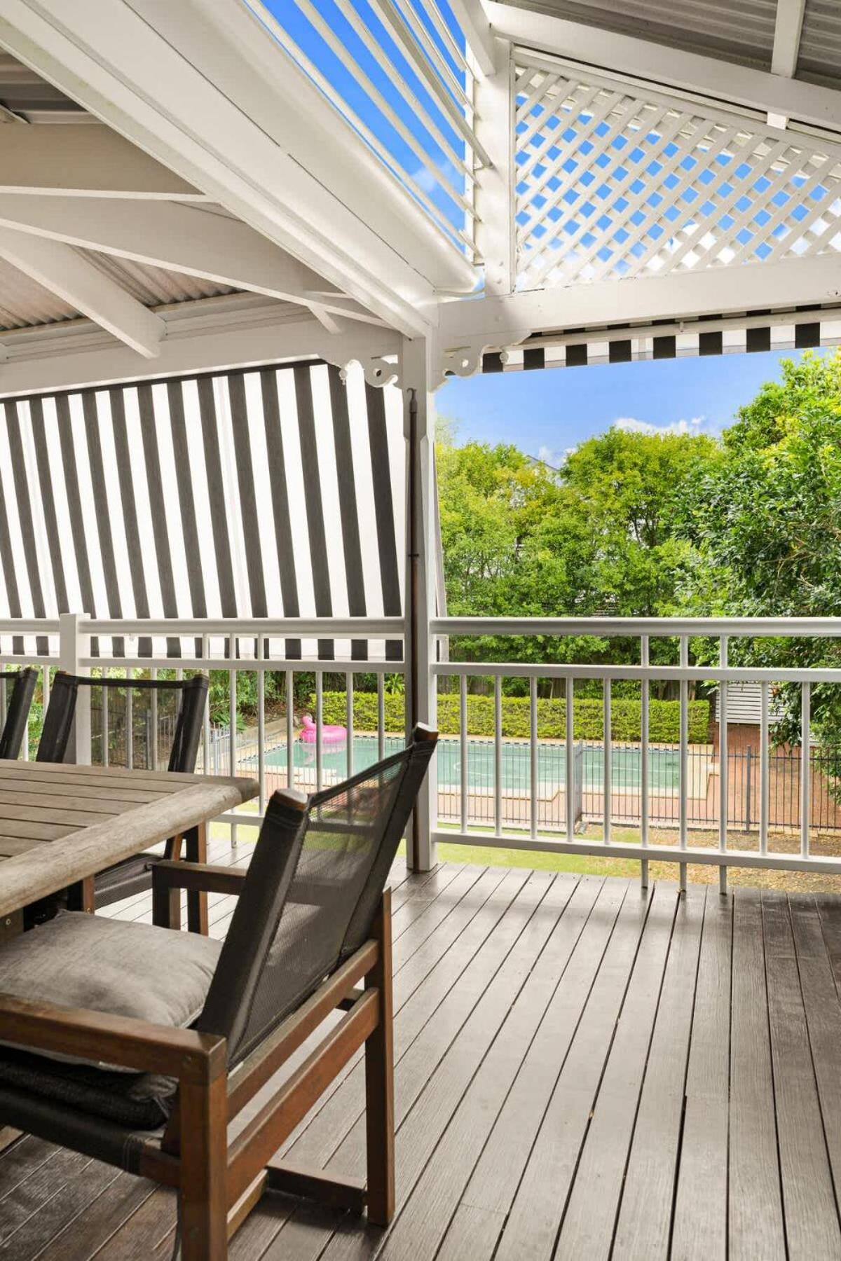 Leafy Hawthorne Haven Pool Gym & Convenience Holiday home