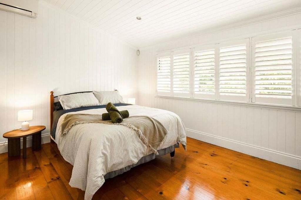 Leafy Hawthorne Haven Pool Gym & Convenience Holiday home