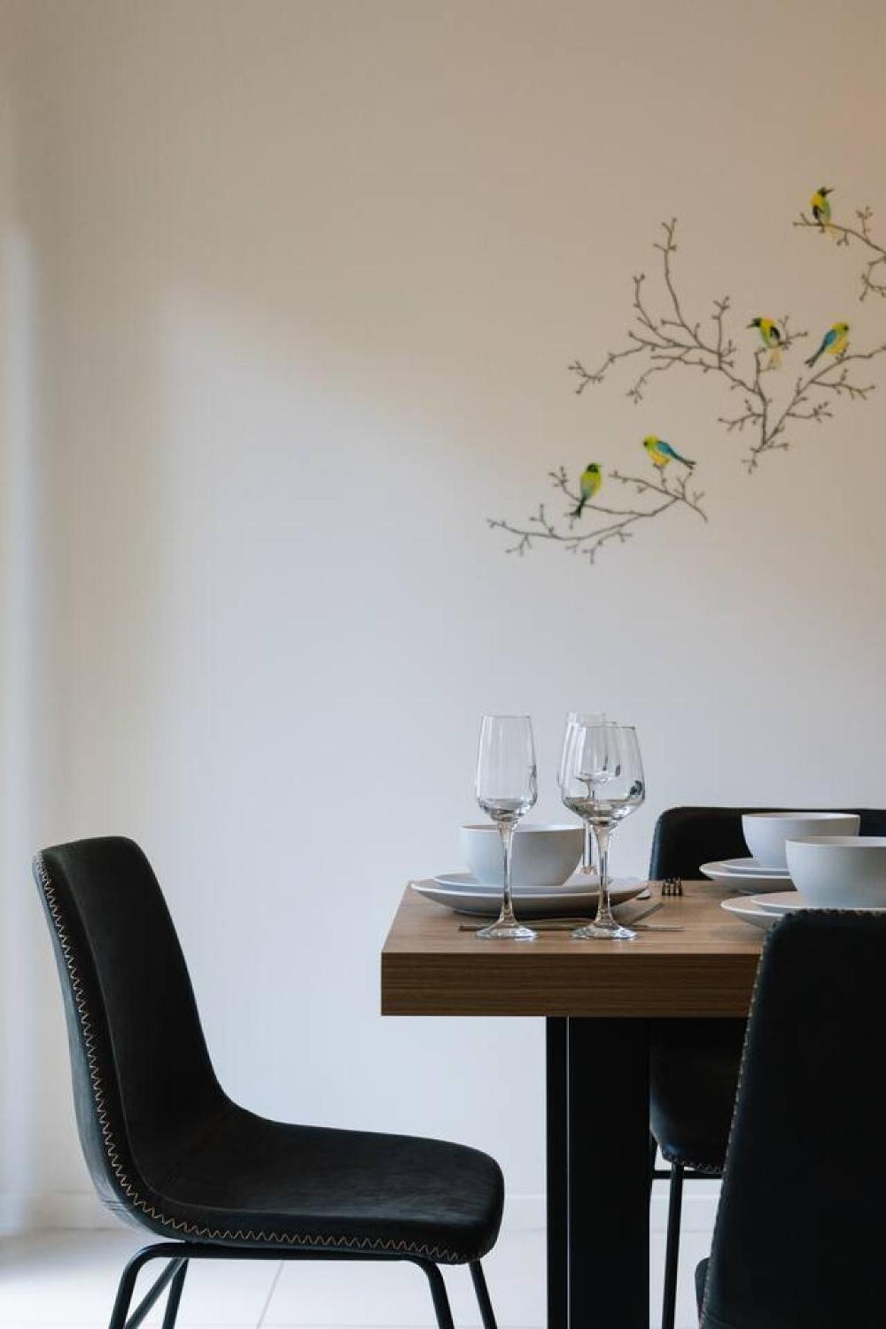 Prime Spot 3-bed Walk To Bus Drive Anywhere Fast Holiday home *