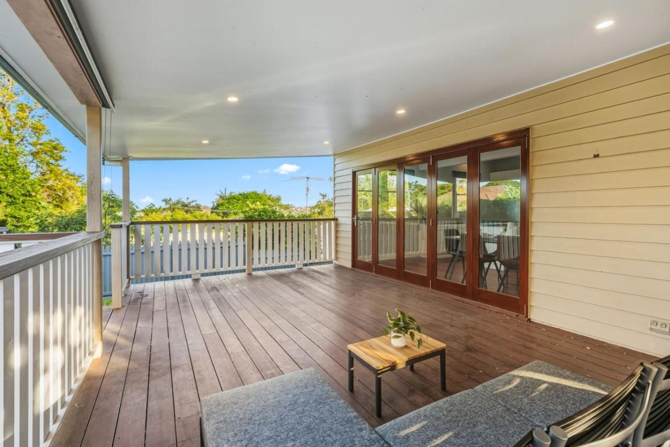 Spacious Upper 3br Family In Quiet Tarragindi *