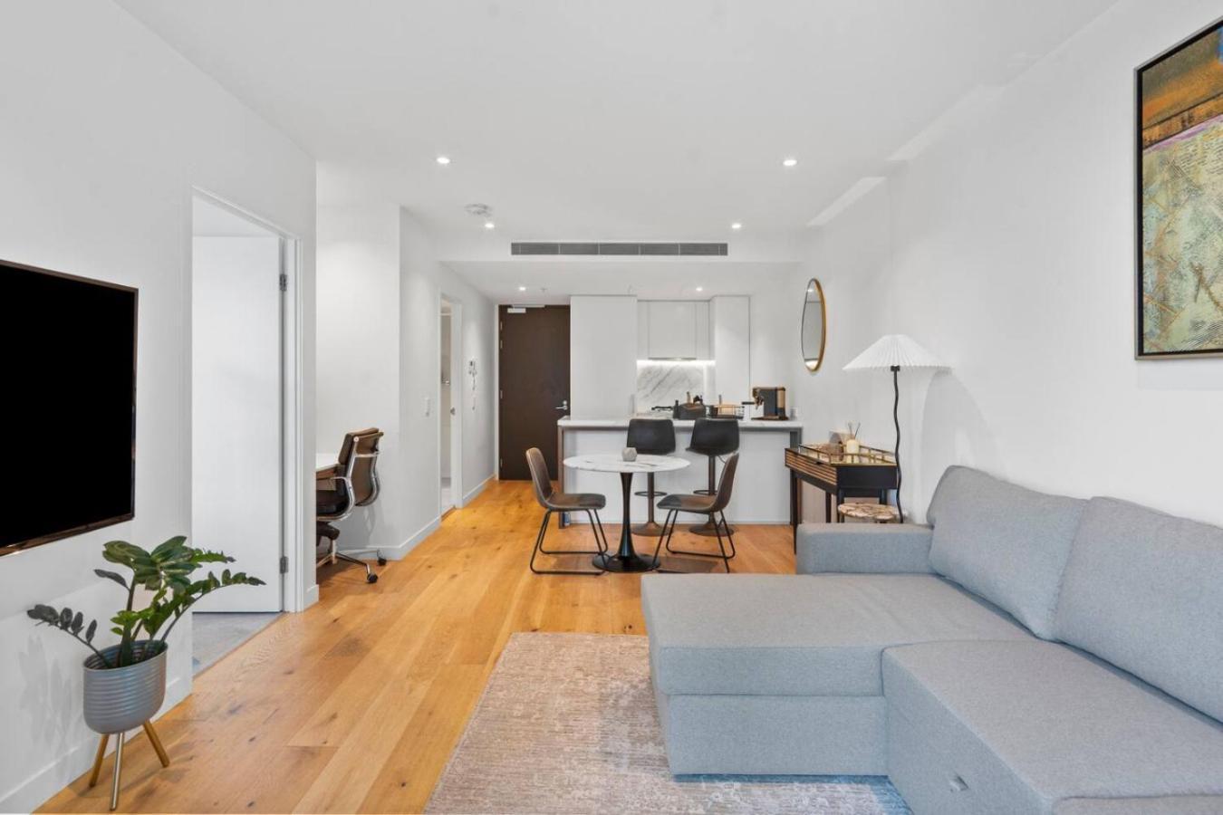 Style Infinity Pool Gym Chic 1 Bedroom Apartment