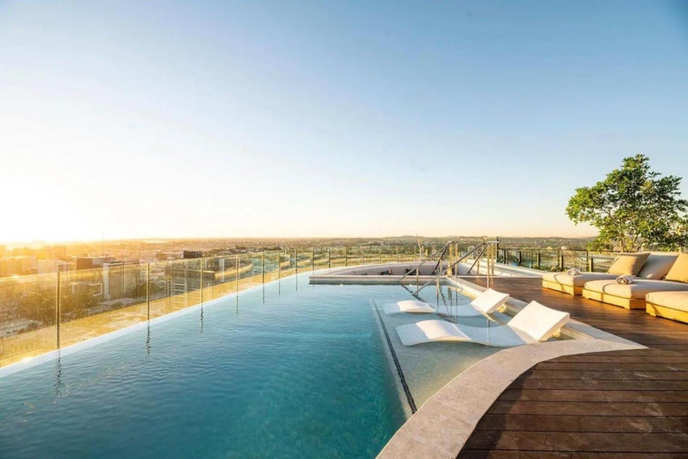 Style Infinity Pool Gym Chic 1 Bedroom Apartment