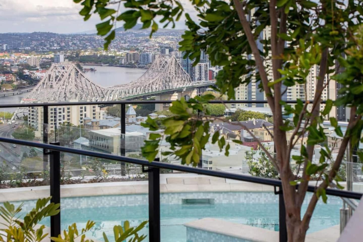 Apartment Valley Getaway - Rooftop Pool - Parking - Sleeps 6 Brisbane