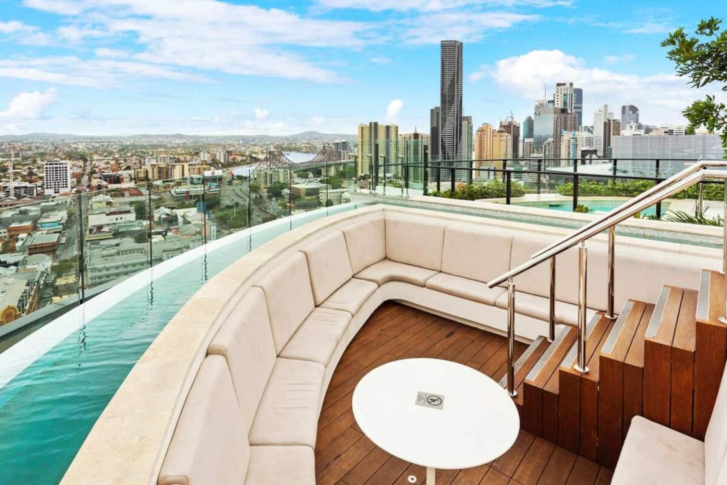 Valley Getaway - Rooftop Pool - Parking - Sleeps 6 *