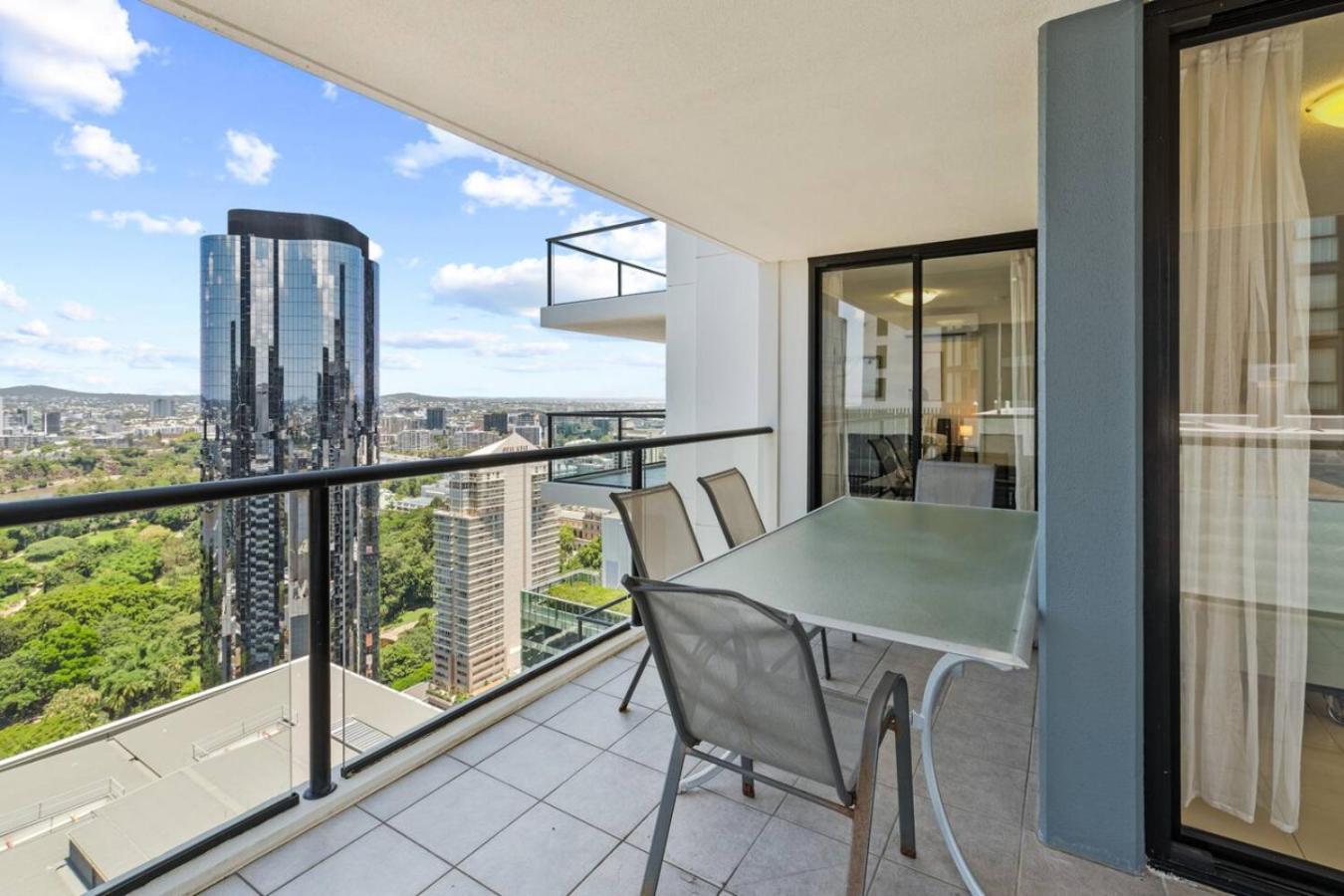 Luxury High Rise 2br In Cbd Apartment