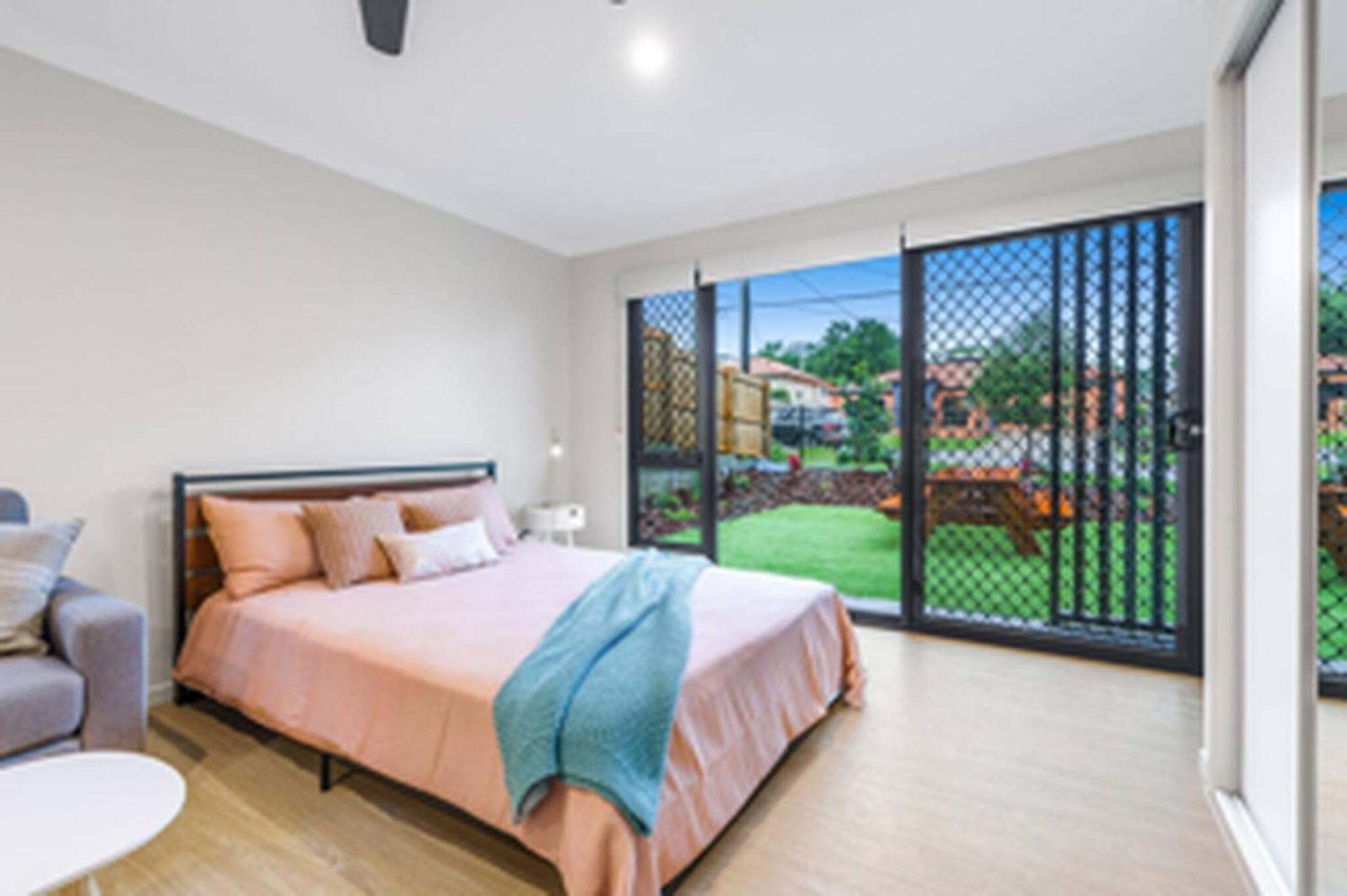 Modern With Garden Views In Shared Apartment *