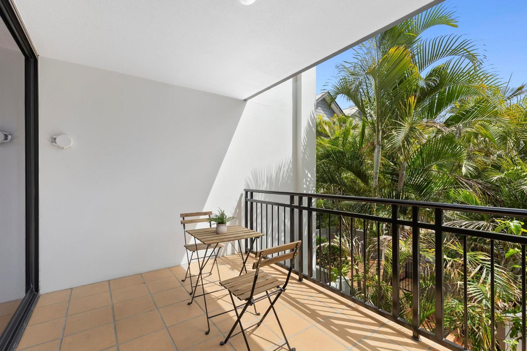 Modern Tropical 1br Oasis In Spring Hill Shs 21 Apartment