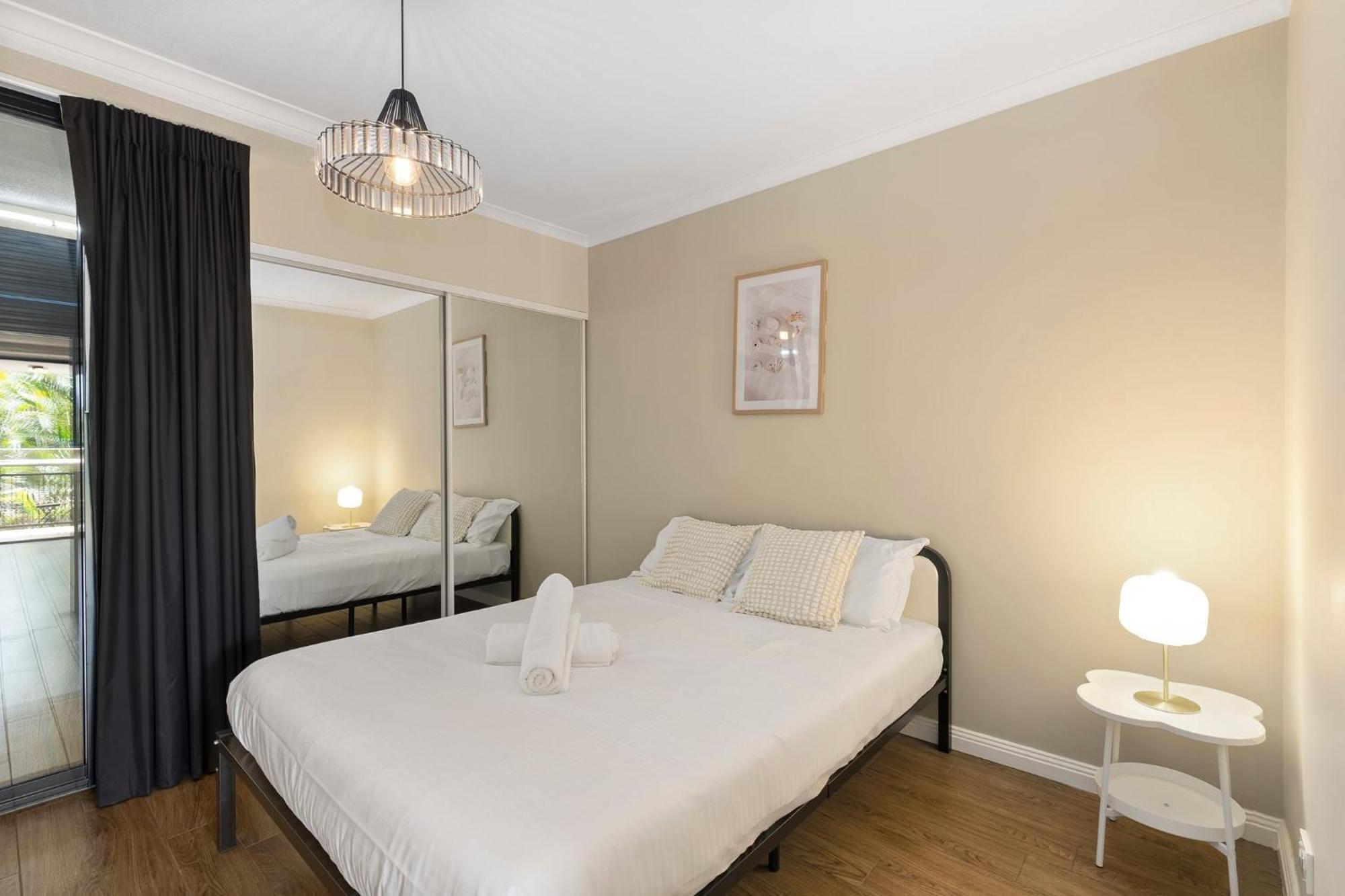 Modern Tropical 1br Oasis In Spring Hill Shs 21 Apartment