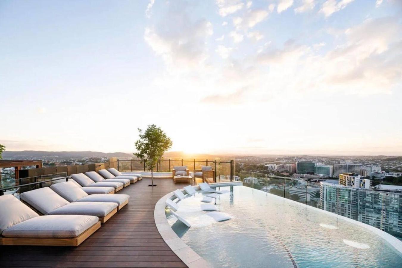 Apartment Style Infinity Pool Gym Chic 1 Bedroom Brisbane