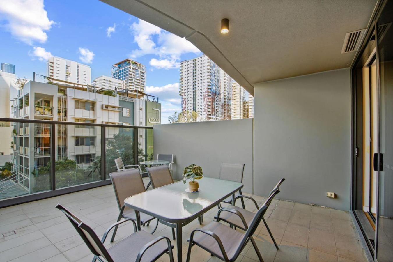 Modern 3br In Sunnybank Pool And Gym Access *