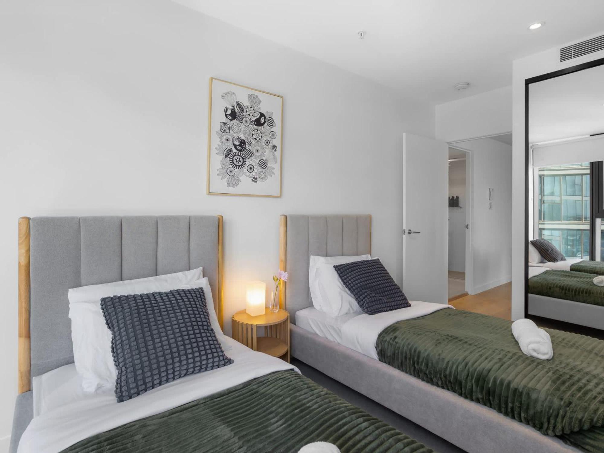 Valley Getaway - Rooftop Pool - Parking - Sleeps 6 Apartment