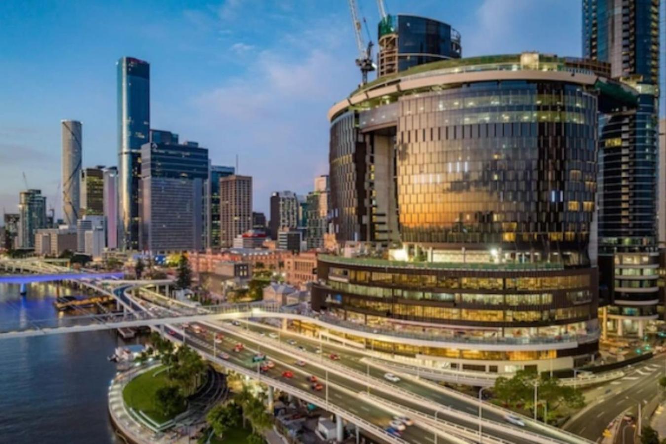 Luxury High Rise 2br In Cbd