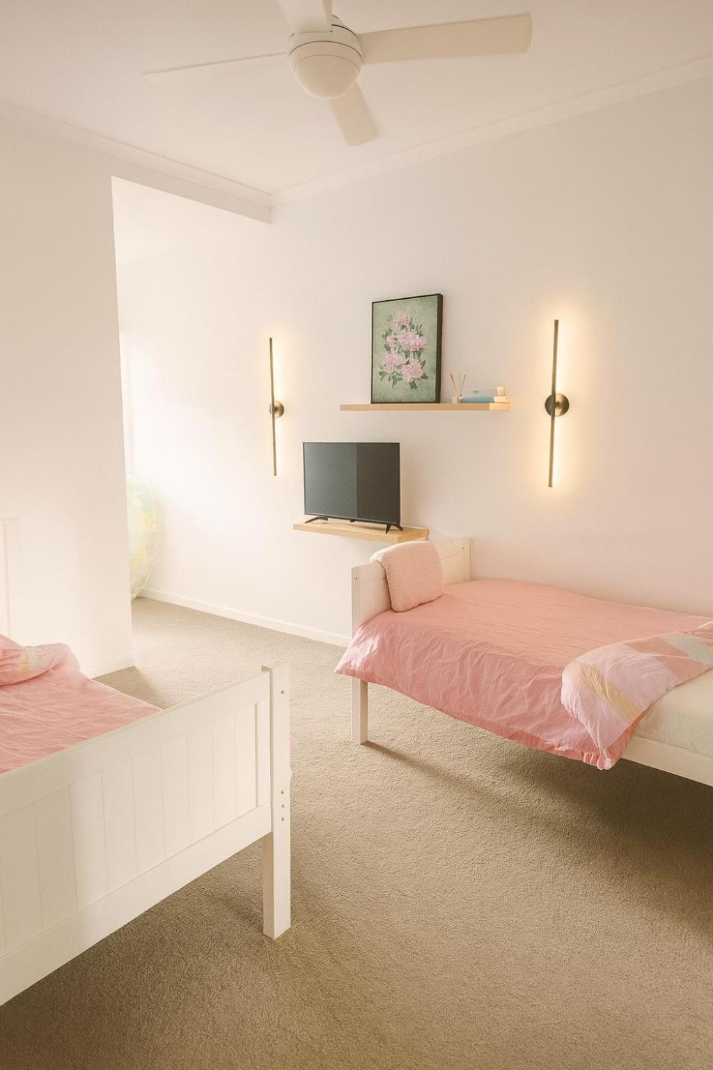 Apartment Views, Modern 2br, Balcony & Pool *