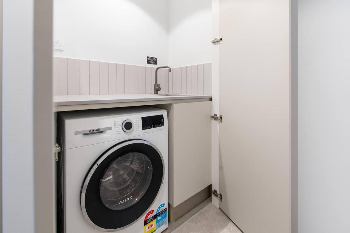 Stylish 1br Retreat With Stunning High-rise Views Apartment