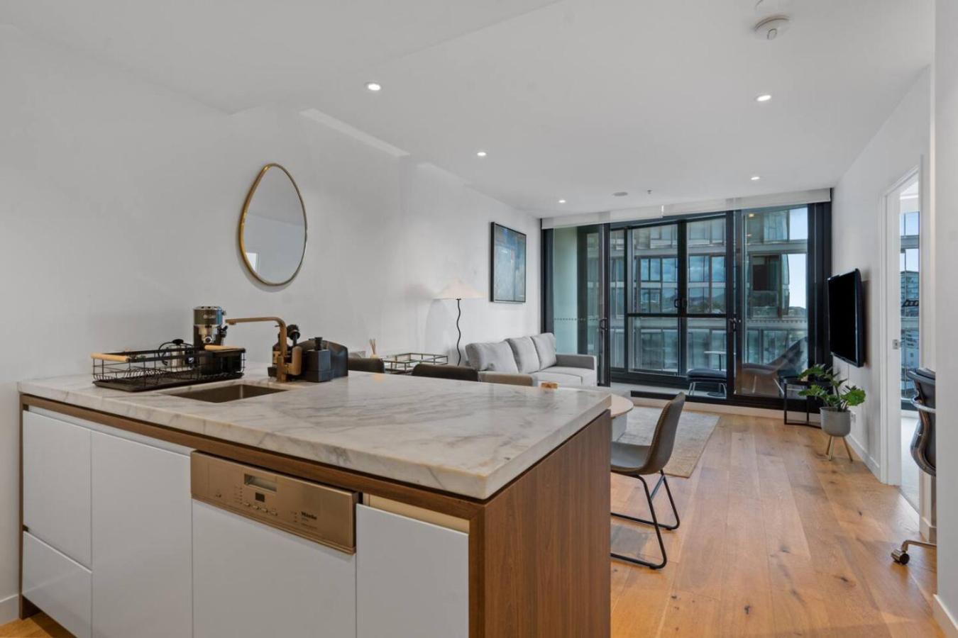 Apartment Style Infinity Pool Gym Chic 1 Bedroom Brisbane